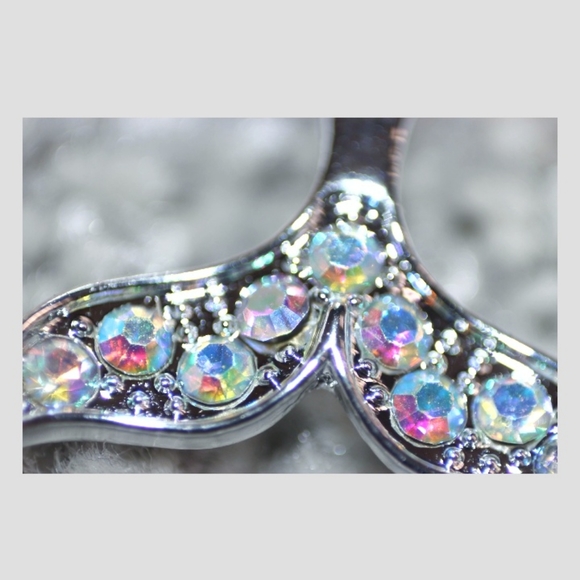 Iridescent whale tail crystal belly ring - Picture 3 of 12
